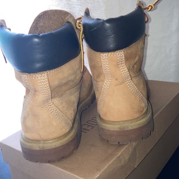 Timberlands barely worn size 8 in girls - Picture 4 of 5